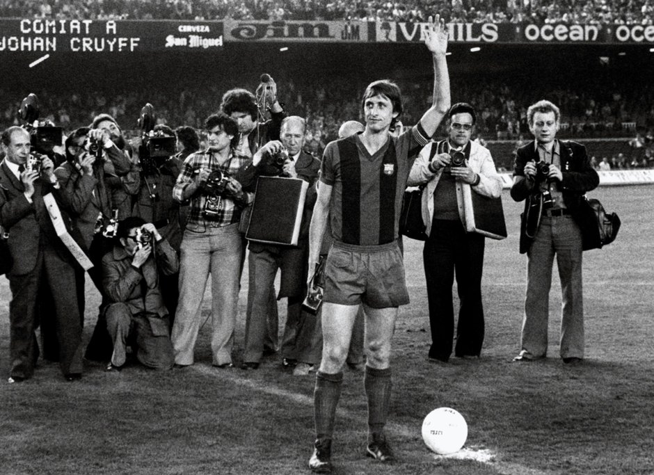 Fotografía de archivo (Barcelona, 27/05/1978) del exfutbolista holandés Johan Cruyff, que ha fallecido hoy en Barcelona a los 68 años de edad tras meses de lucha contra el cáncer, durante el partido de despedida celebrado contra el Ajax de Amsterdam en el estadio del Nou Camp. EFE archivo