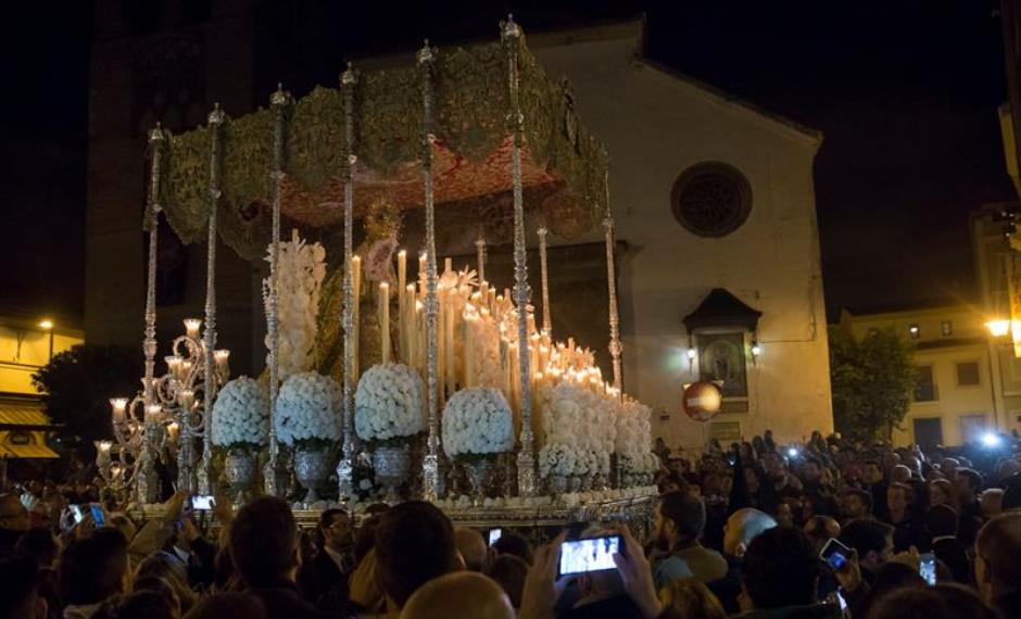 - El paso de palio de la Virgen Macarena por la calle Feria esta noche en su recorrido procesional por la calles de Sevilla en la tradicional "Madrugá". EFE/Julio Muñoz