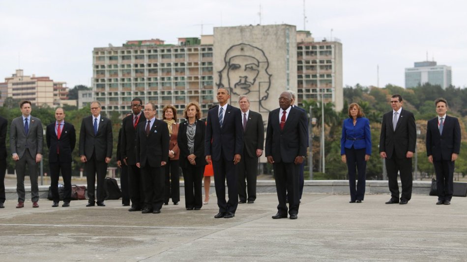 El presidente de Estados Unidos Barack Obama durante la colocación de la ofrenda floral ante el monumento del prócer cubano José Martí hoy, lunes 21 de marzo de 2016, en la Plaza de la Revolución en La Habana (Cuba). EFE/ALEJANDRO ERNESTO