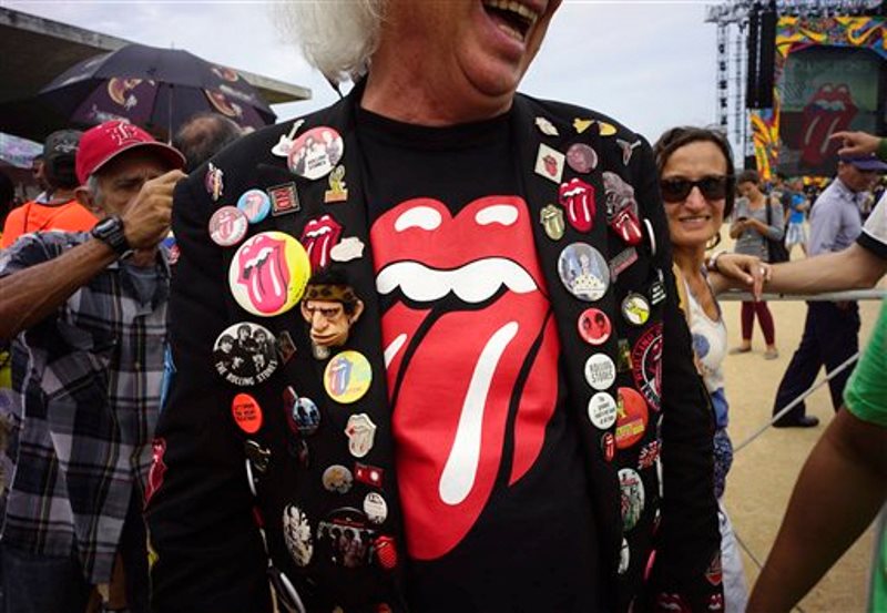 Un admirador de los Rolling Stones espera en el recinto donde la banda británica ofreció horas después un concierto histórico en La Habana, Cuba, el viernes 25 de marzo del 2016. (AP Foto/Ramón Espinosa)
