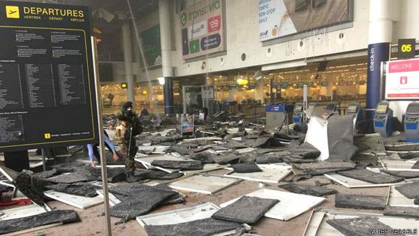 Así quedó el aeropuerto de Bruselas tras explosiones.