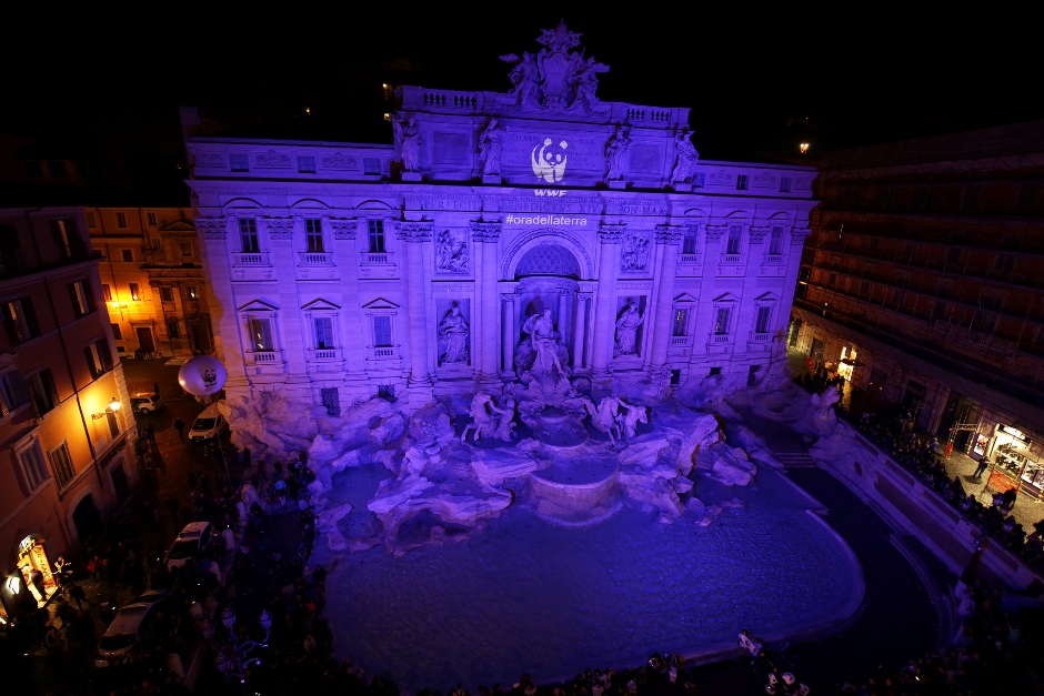 La Fontana de Trevi, con las luces apagadas, durante "La Hora del Planeta", el 19 de marzo de 2016.