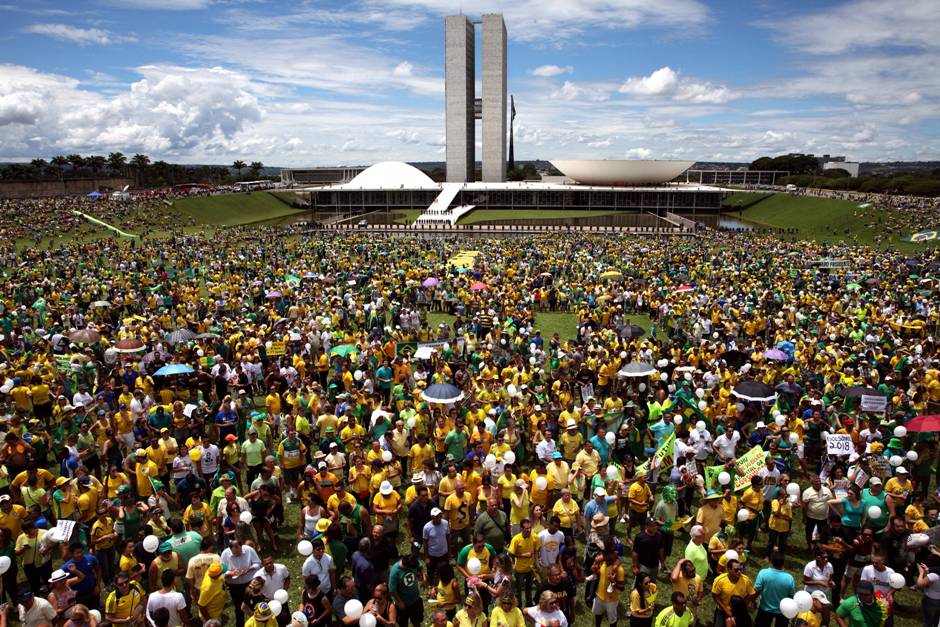  Unas 100.000 personas se reúnen hoy, domingo 13 de marzo de 2016, frente al Congreso Nacional en Brasilia para manifestar su respaldo al juicio político que la oposición promueve contra la presidenta Dilma Rousseff, quien hoy fue objeto de multitudinarias protestas en todo el país. EFE/Fernando Bizerra Jr