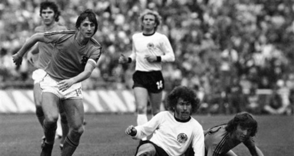 Johan Cruyff supera la marca del alemán Paul Breitner durante la final de la Copa Mundial el 7 de julio de 1974 en el Estadio Olímpico de Múnich. El holandés, pilar de un equipo naranja que revolucionó el deporte con su concepto de "fútbol total", falleció el 24 de marzo del 2016 a los 68 años. (AP Photo)