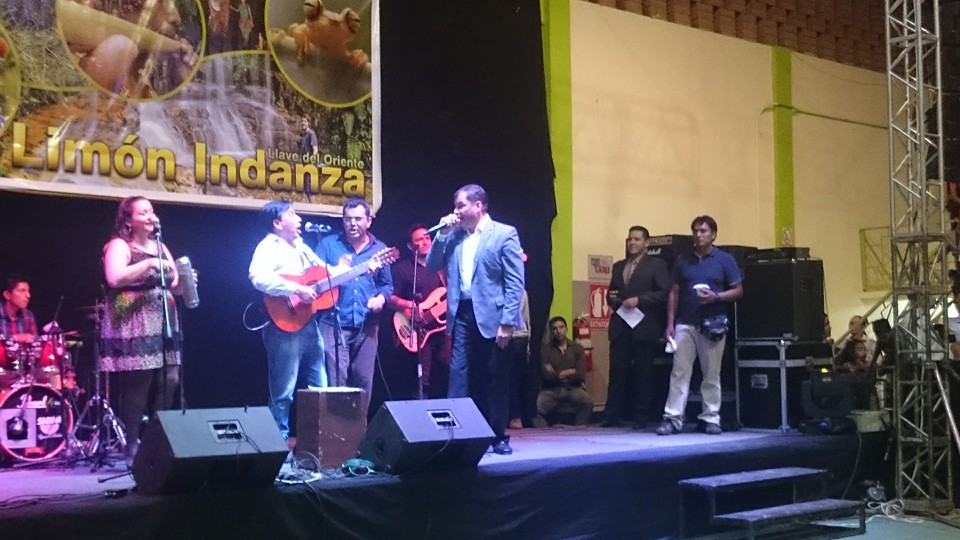 Jorge Maldonado Falconí, cantando con el presidente Rafael Correa, en Limón Indanza. La foto ha sido subida a Facebook el 21 de marzo.