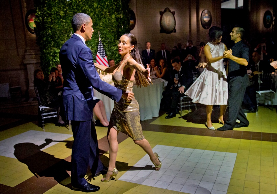 El presidente Barack Obama y la primera dama Michelle Obama bailan tango con una pareja durante una cena de estado en el Centro Cultural Kirchner en Buenos Aires, Argentina, el miércoles 23 dfe marzo de 2016. (AP Foto/Pablo Martínez Monsiváis)