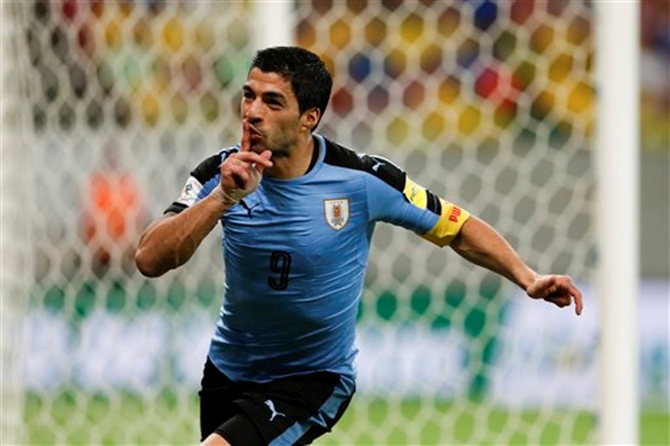 El jugador de la selección de Uruguay, Luis Suárez, festeja tras anotar un gol contra Brasil en las eliminatorias mundialistas el viernes, 25 de marzo de 2016, en Recife, Brasil. (AP Photo/Leo Correa)