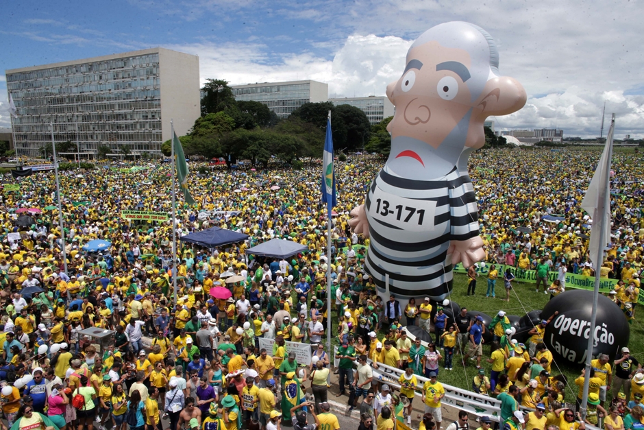 Una protesta en Brasilia en que los manifestantes alzan un muñeco que representa al expresidente Luiz Inacio Lula da Silva vestido con uniforme de preso el 13 de marzo del 2016. (Foto AP/Eraldo Peres)