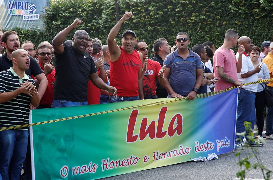 Manifestantes corean consignas de apoyo al expresidente brasileño Luiz Inacio Lula da Silva frente a su residencia en Sao Bernardo do Campo, un suburbio de Sao Paulo, Brasil, viernes 4 de marzo de 2016. (AP Foto/Andre Penner)