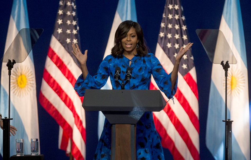 La primera dama de Estados Unidos Michelle Obama habla durante un encuentro con estudiantes de la escuela secundaria en el Centro Metropolitano de Diseño en Buenos Aires, el miércoles 23 de marzo de 2016. (Foto AP/Iván Fernández)