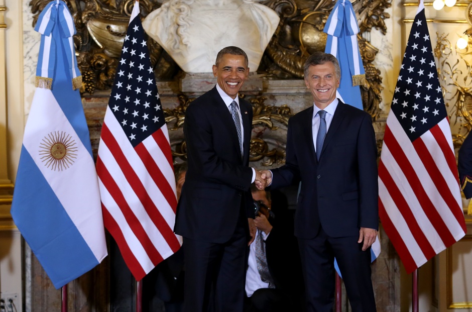El presidente de Argentina, Mauricio Macri (d) recibe a el presidente de Estados Unidos, Barack Obama hoy, miércoles 23 de marzo de 2016, en la Casa Rosada en Buenos Aires (Argentina). EFE/MARTÍN ZABALA/POOL