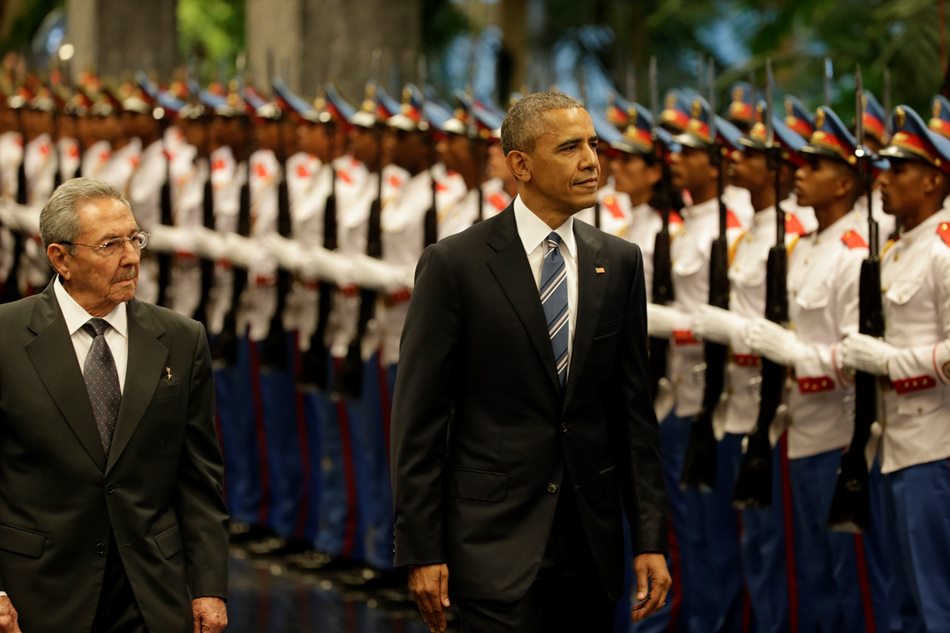 El presidente de Cuba Raúl Castro camina con su par estadounidense Barack Obama al inspeccionar la guardia en Palacio de la Revolución, el lunes 21 de marzo de 2016. (Foto AP / Ramón Espinosa)