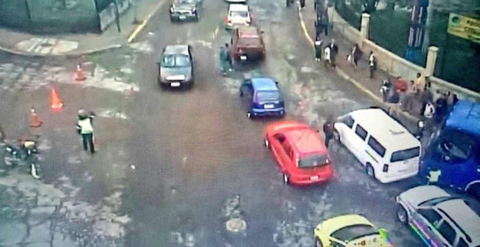 Cerrado el acceso a la Pana Norte sobre la Giovanni Calles y Luis Vaccari, agentes realizan desvíos en el punto. Foto tuiteada por la Agencia Municipal de Tránsito de Quito.