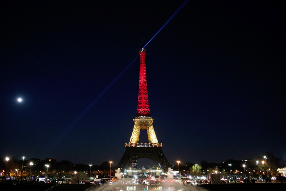 La torre Eiffel de París se ilumina con los colores nacionales de Bélgica: negro, amarillo y rojo, en honor de las víctimas de los ataques del martes 22 de marzo de 2016 en el aeropuerto y una estación del metro de Bruselas. (Foto AP/Thibault Camus)