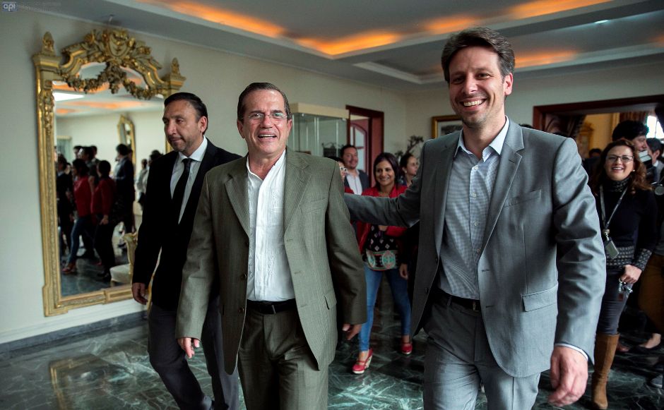 El nuevo ministro de defensa, Ricardo Patiño, con el nuevo Canciller, Guillaume Long, tras la entrega del despacho ministerial, en la Cancillería, el 3 de marzo de 2016. API