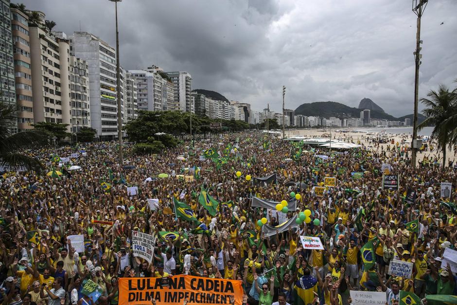 Multitudinaria manifestación hoy, domingo 13 de marzo de 2016 en la playa de Copacabana, Río de Janeiro (Brasil), para protestar contra el Gobierno de Dilma Rousseff y para reclamar el fin de su mandato. EFE/ Antonio Lacerda