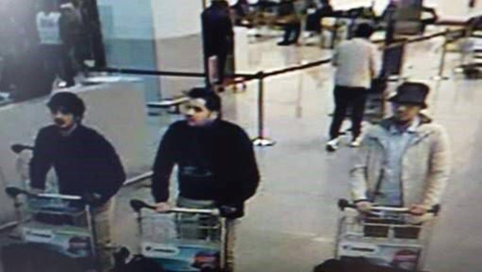 En esta imagen proporcionada por la policía federal belga en Bruselas, el martes 22 de marzo de 2016, tres hombres sospechosos de participar en atentados en el aeropuerto de Zaventem, en Bélgica. (Policía Federal Belga via AP)