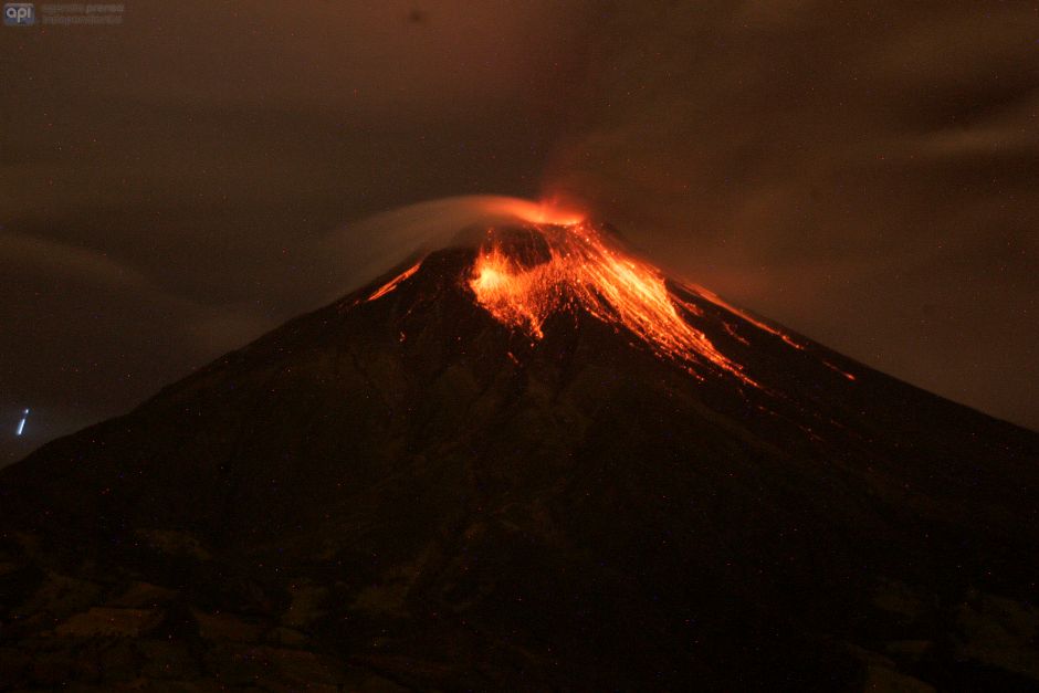 Patate, 5 de marzo del 2016 El volcán Tungurahua visto desde el sector Las Antenas con incandescencia, también se escucharon cañonazos que provocaron la vibración de ventanales de viviendas. APIFOTO/Carlos Campaña