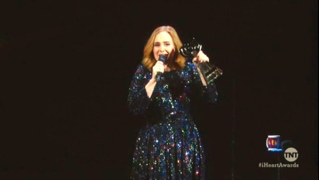 Adele en concierto en Birmigham. Foto: pbs.twimg.com