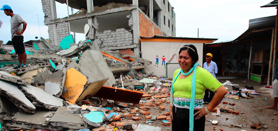 PEDERNALES (ECUADOR) 17/04/2016.- Habitantes de Pedernales (Ecuador), afectado por el terremoto de 7,8 grados en la escala de Richter registrado el sábado en la costa norte de Ecuador, permanecen hoy 17 de abril de 2016, entre las casas destruidas y los escombros. Esta ciudad turística, un popular balneario de la costa ecuatoriana, es hoy el epicentro de una tragedia por la que al menos 77 personas murieron y 588 resultaron heridas. EFE/José Jácome