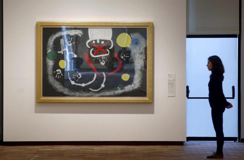 ista de las obras "El oro del azur" (d), de 1967 y "Poema (III)", de 1968, que forman parte de la colección permanente de la Fundación Joan Miró, que hoy ha presentado la reordenación y ampliación de su colección permanente, que se ha ampliado con la incorporación de una veintena de obras de la familia del artista y del coleccionista japonés Kazumasa Katsuta. EFE/Andreu Dalmau.