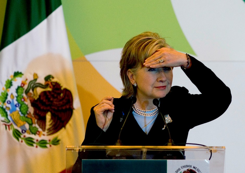 En esta imagen de archivo, tomada el 25 de marzo de 2009, la entonces secretaria de Estado de Estados Unidos, Hillary Rodham Clinton, hace un gesto mirando al fondo de la sala durante una conferencia de prensa en la Ciudad de México, durante una visita de dos días al país. (Foto AP/Eduardo Verdugo, archivo)