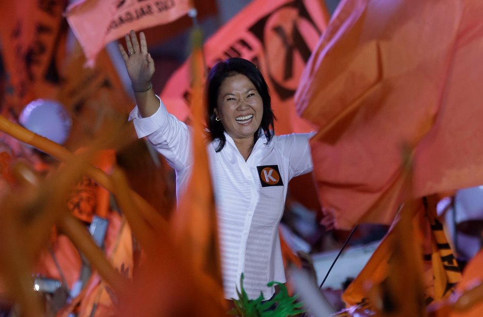 La candidata presidencial Keiko Fujimori del partido Fuerza Popular saluda a sus simpatizantes durante el cierre de su campaña en Lima, el jueves 7 de abril de 2016. (AP Foto/Martin Mejia)