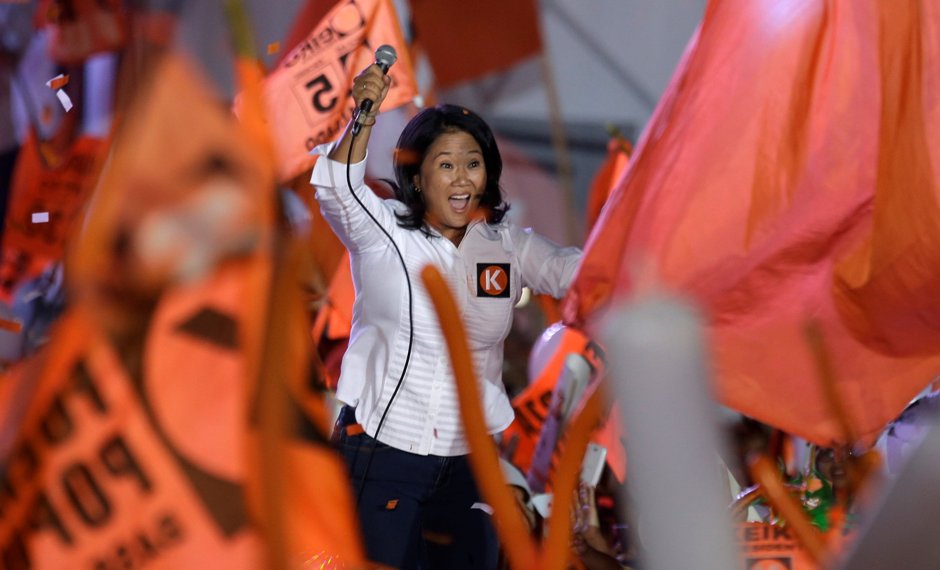 La candidata a la presidencia de Perú Keiko Fujimori, del partido político "Fuerza Popular", saluda a sus seguidores durante su mitin de cierre de campaña en Lima, Perú, el jueves 7 de abril de 2016. Keiko, hija del expresidente Alberto Fujimori, es la favorita para las elecciones peruanas del 10 de abril . (AP Foto/Martin Mejia)