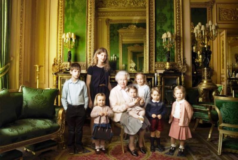 Foto: Reina Isabel II con nietos de .thestar.com