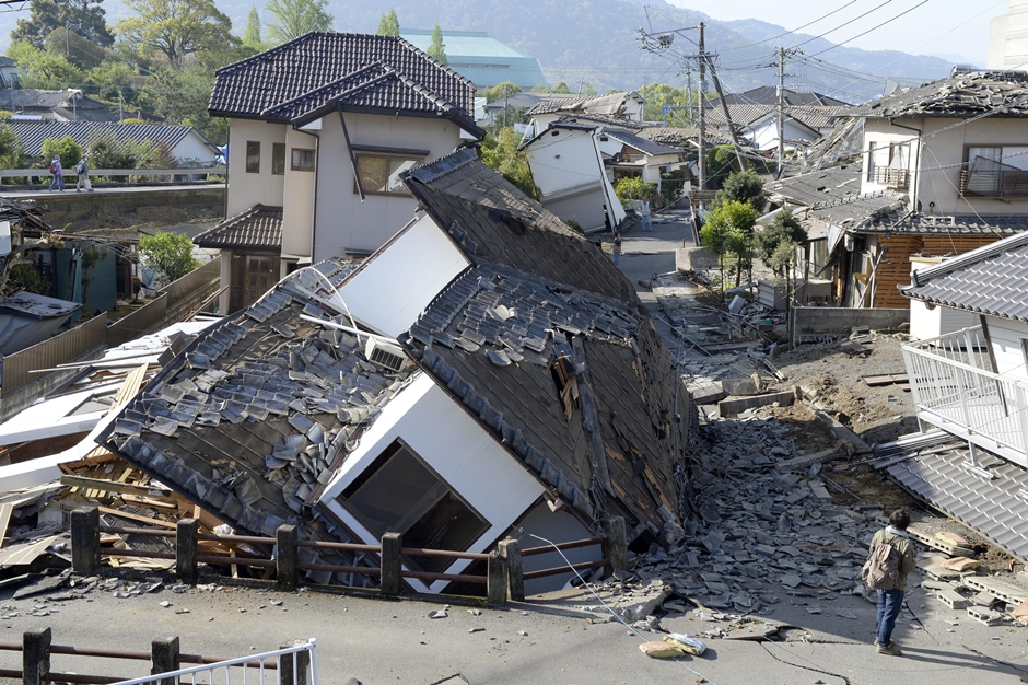 Vista de varias viviendas destruidas tras un sismo en Mashiki, en la prefectura de Kumamoto, en el sur de Japón, el 16 de abril de 2016. (Ryosuke Uematsu/Kyodo News via AP) 