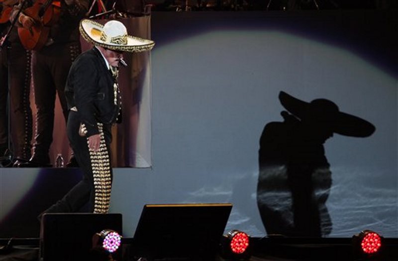 El cantante mexicano Vicente Fernández da un concierto gratuito en el Estado Azteca, en la Ciudad de México, el 16 de abril de 2016. El astro de la música regional mexicana deslumbró en su concierto de despedida e hizo un recorrido por sus más de 50 años de trayectoria. (Foto AP/Marco Ugarte)