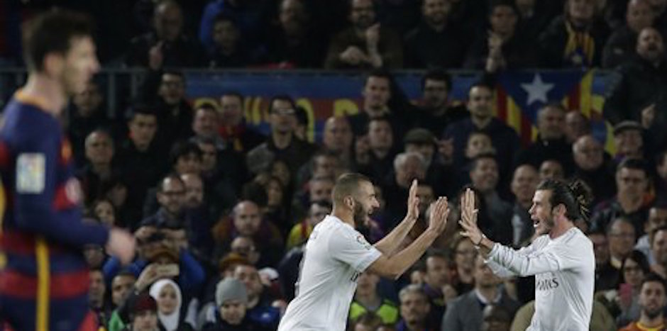 El jugador de Real Madrid, Karim Benzema, centro, festeja con su compaÒero Gareth Bale tras anotar un gol contra Barcelona el s·bado, 2 de abril de 2016, en Barcelona. (AP Photo/Emilio Morenatti)