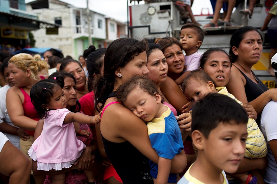 Mujeres con sus hijos hacen fila durante más de una hora para recibir alimento y agua del gobierno, días después de un sismo en Crucita, Ecuador, el jueves 21 de abril de 2016. (Foto AP/Rodrigo Abd)