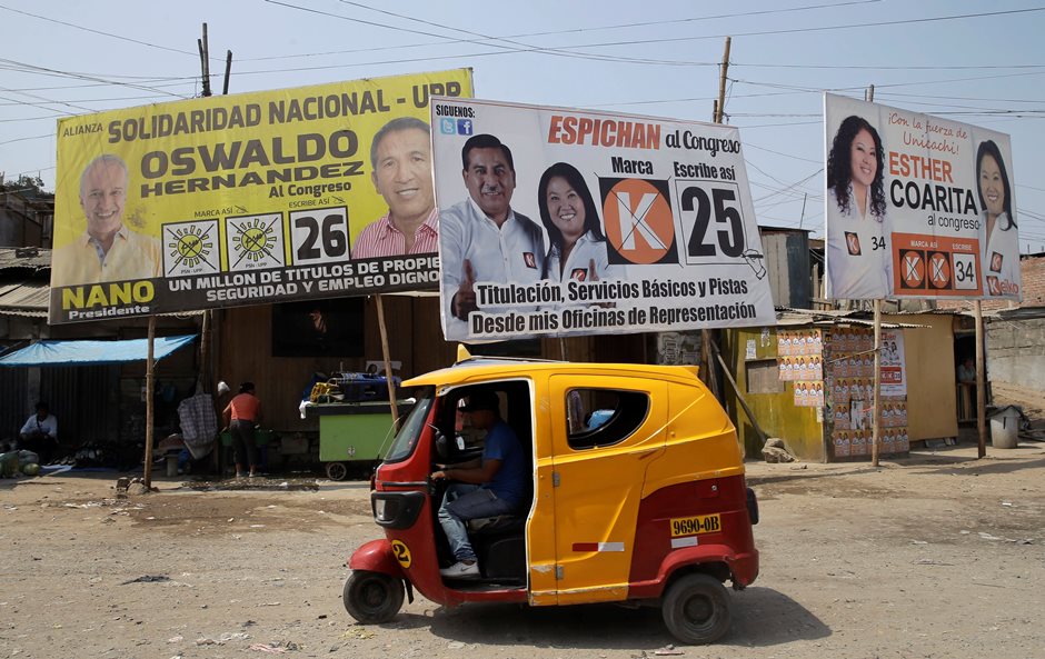 Carteles propagandísticos de la candidata a la presidencia Keiko Fujimori, en el centro derecha, y al candidato al congreso Oswaldo Hernandez, a la izquierda, en una barriada de Lima, Perú, el sábado 9 de abril de 2016. (AP Foto/Martin Mejia)