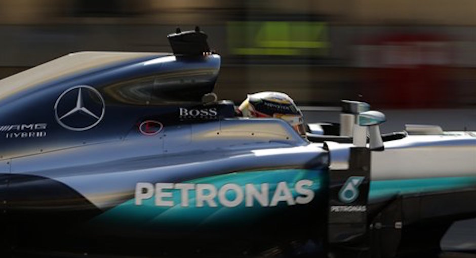El piloto de Mercedes, Lewis Hamilton, maneja en una pr·ctica del GP de Bahrein el s·bado, 2 de abril de 2016, en Sakhir, Bahrein. (AP Photo/Hassan Ammar).