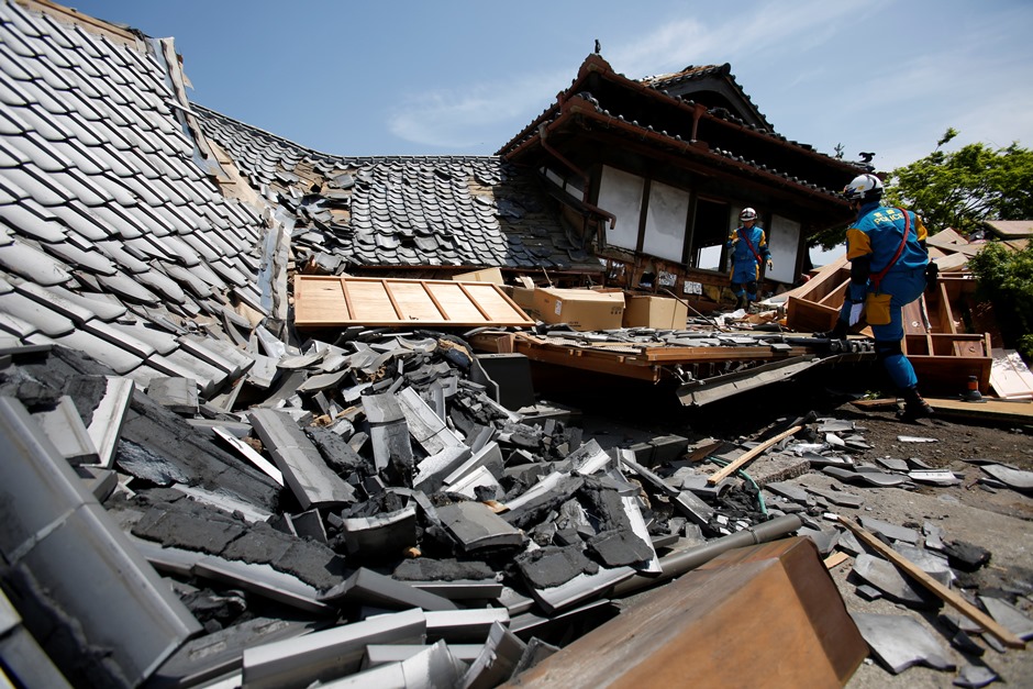 Trabajadores de rescate buscan posibles personas atrapadas dentro de casas dañadas en Mashiki, en el sur de Japón, el viernes 15 de abril de 2016. (Foto AP/Koji Ueda)
