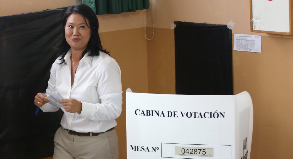 La candidata presidencial Keiko Fujimori vota en las elecciones generales en Lima, Perú, el domingo 10 de abril de 2016. La atención está centrada en quién será el candidato que acompañe en una probable segunda vuelta a Fujimori, primera en los sondeos pero que no logra alcanzar la mayoría necesaria para ganar en una primera vuelta. (Foto AP/Martin Mejia)