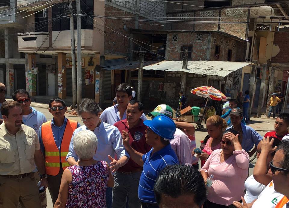 El líder de CREO, Guillermo Lasso, en Portoviejo, el 19 de marzo de 2016. Foto tuiteada por CREO.