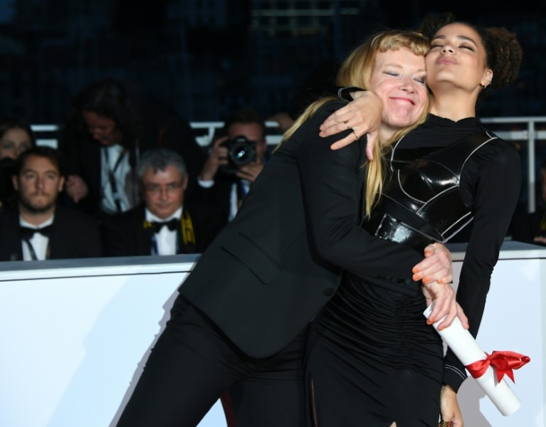 La directora británica Andrea Arnold (I) y la actriz estadounidense Sasha Lane, tras recibir el Premio del Jurado de Cannes por "American Honey", afp.com