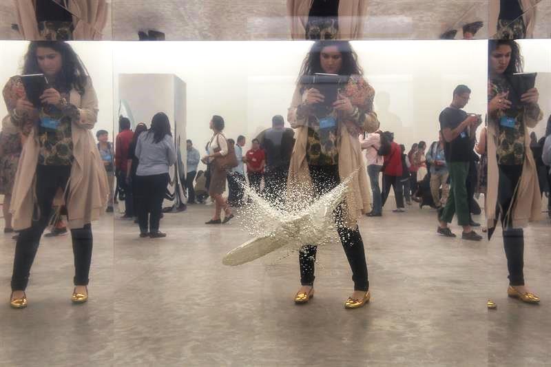 - Una mujer observa la obra "Laboratorio para un nuevo modelo del universo" (2006) de la muestra "Anish Kapoor. Arqueología : Biología" de el artista indio Anish Kapoor hoy, viernes 27 de mayo de 2016, en el Museo de Arte Contemporáneo en Ciudad de México (México).EFE/Alex Cruz.