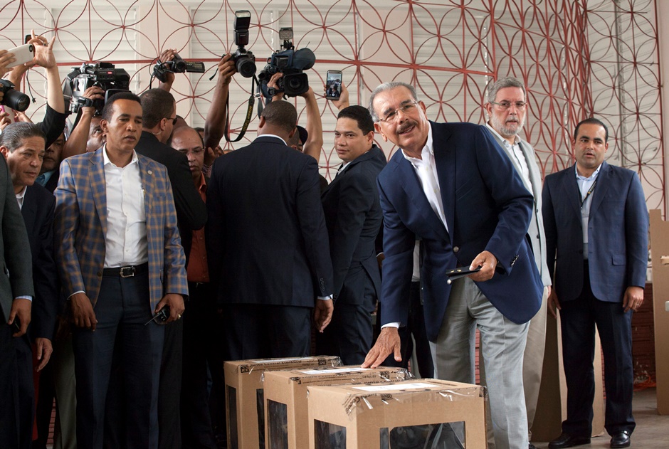El presidente Danilo Medina, que aspira a la reelección, emite su voto durante las elecciones presidenciales, congresionales y municipales en Santo Domingo, República Dominicana, el domingo 15 de mayo de 2016. (Foto AP / Tatiana Fernández)
