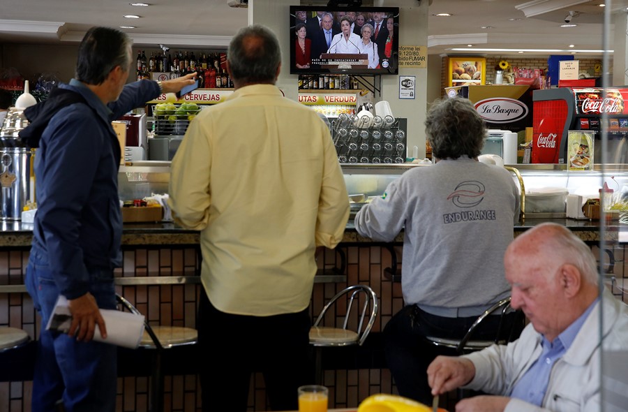 Brasileños en restaurantes observan el discurso pronunciado por la suspendida presidenta Dilma Rousseff en Sao Paulo, Brasil, el jueves 12 de mayo de 2016.. (AP Foto/Andre Penner)