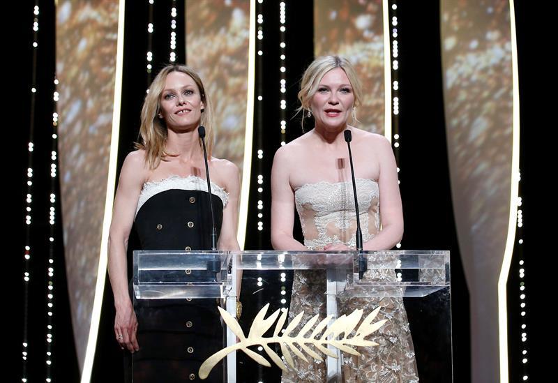 Jury members, French actress Vanessa Paradis (L) and US actress Kirsten Dunst (R) attend the Closing Award Ceremony of the 69th Cannes Film Festival, in Cannes, France, 22 May 2016. EFE