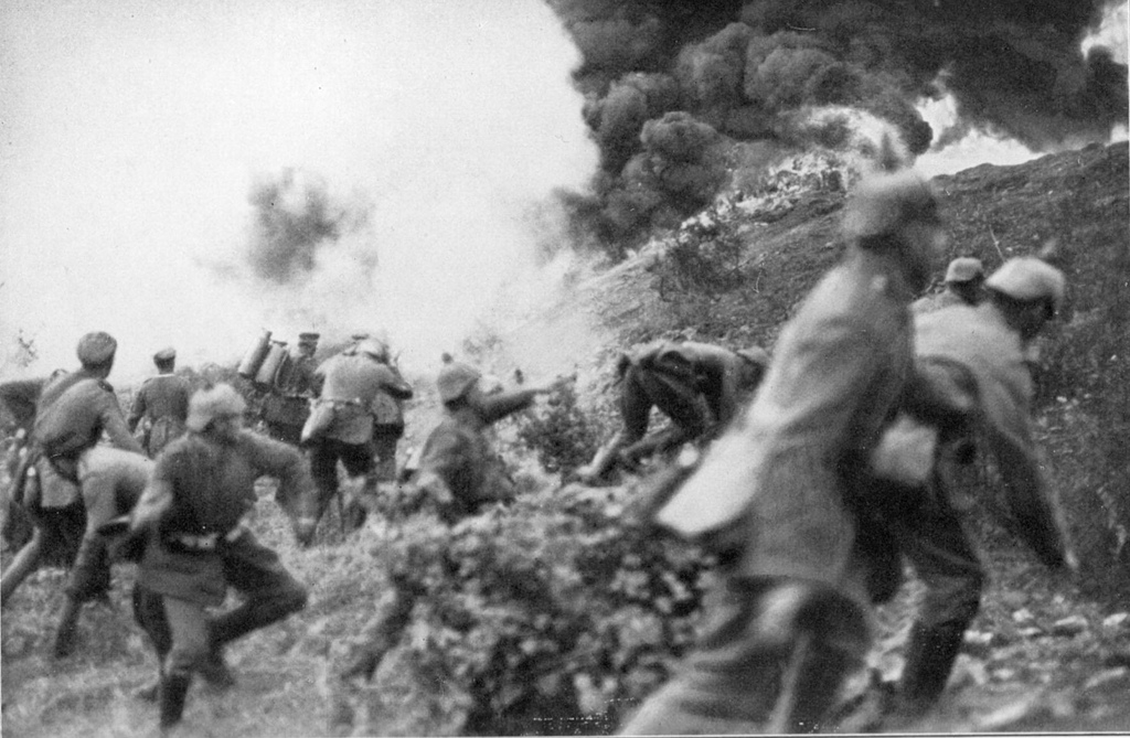 Esta foto se corresponde con la Batalla de Verdún, Francia, la más larga de la Primera Guerra Mundial. Es especialmente destacable la presencia de un soldado de infantería armado con un lanzallamas. Precisamente estos lanzallamas modernos fueron introducidos por los alemanes a lo largo de la Gran Guerra.