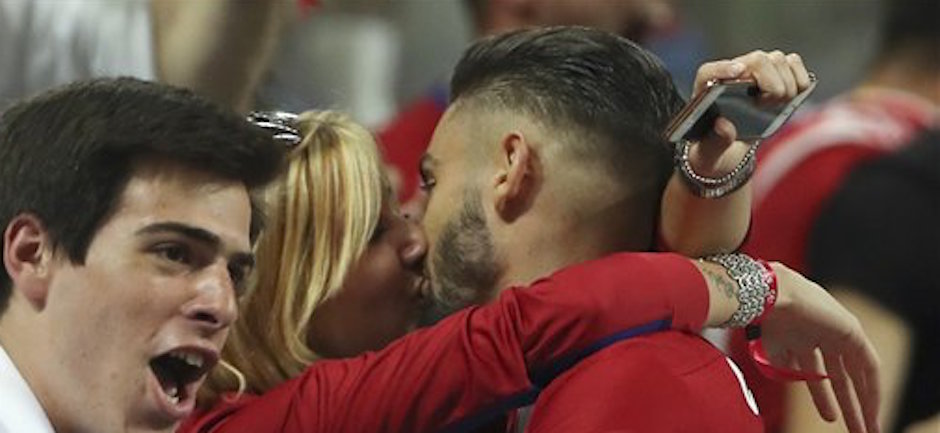 El jugador de AtlÈtico de Madrid, Yannick Carrasco, besa a una mujer tras anotar un gol contra Real Madrid en la final de la Liga de Campeones el s·bado, 28 de mayo de 2016, en Mil·n.(AP Photo/Luca Bruno)