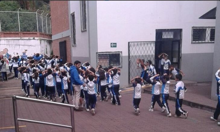Evacuación de escuelas en Cuenca, tras sismo 4.9. Foto tuiteada por Ecu911.