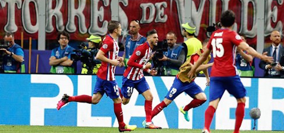 El jugador de AtlÈtico de Madrid, Yannick Carrasco, segundo desde la izquierda, festeja un gol contra Real Madrid en la final de la Liga de Campeones el s·bado, 28 de mayo de 2016, en Mil·n. (AP Photo/Manu Fernandez)