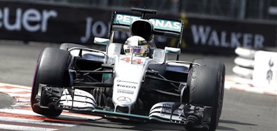 Lewis Hamilton conduce su Mercedes rumbo a la victoria en el Gran Premio de MÛnaco el domingo 29 de mayo de 2016 (AP Foto/Claude Paris)