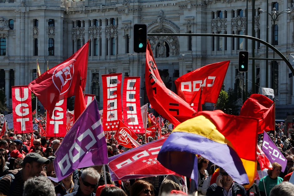  Miles de personas participan en la manifestación de Madrid del 1 de mayo, convocada por CCOO y UGT, que arrancó pasadas las doce del mediodía de la Plaza de Neptuno y a la que, en esta ocasión, en un escenario de precampaña electoral, se han sumado representantes de PSOE, Ciudadanos, Podemos e IU. EFE/Juan Carlos Hidalgo