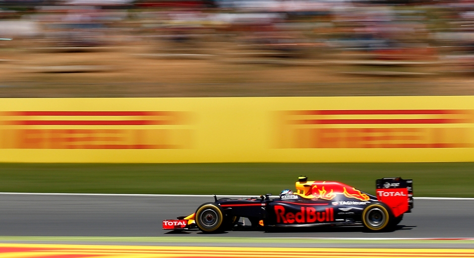 El piloto de Red Bull, el holandés Max Verstappen, conduce sobre el trazado de Cataluña del Gran Premio de España de Fórmula Uno el domingo 15 de mayo de 2016. (Foto AP/Manu Fernandez)